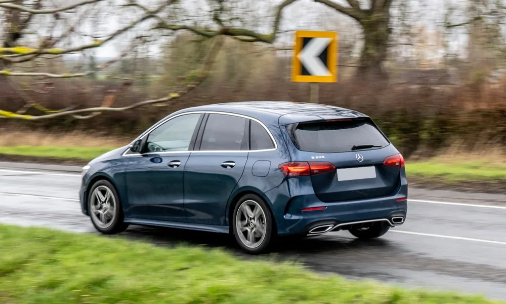 Фото Mercedes-Benz B-Class (2024) — вид сзади, фото 2. Линия крыши, стойки и задняя дверь в синем исполнении Mercedes-Benz B-Class (2024) — вид сзади, фото 2