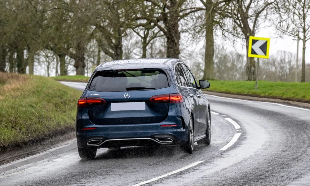 Фото Mercedes-Benz B-Class (2024) — вид сзади, фото 3. Графика фонарей, бампер и оформление пятой двери. Светодиодная полоса или раздельные секции — задняя оптика стала главным украшением кормы Mercedes-Benz B-Class (2024) — вид сзади, фото 3
