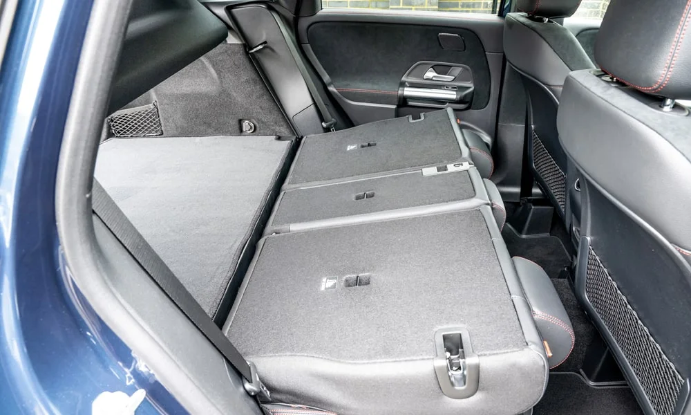 Фото Mercedes-Benz B-Class (2024) — задние сиденья, фото 2. Посадка второго ряда: подголовники и подлокотник. Крепления ISOFIX для детских кресел — в основании спинки Mercedes-Benz B-Class (2024) — задние сиденья, фото 2