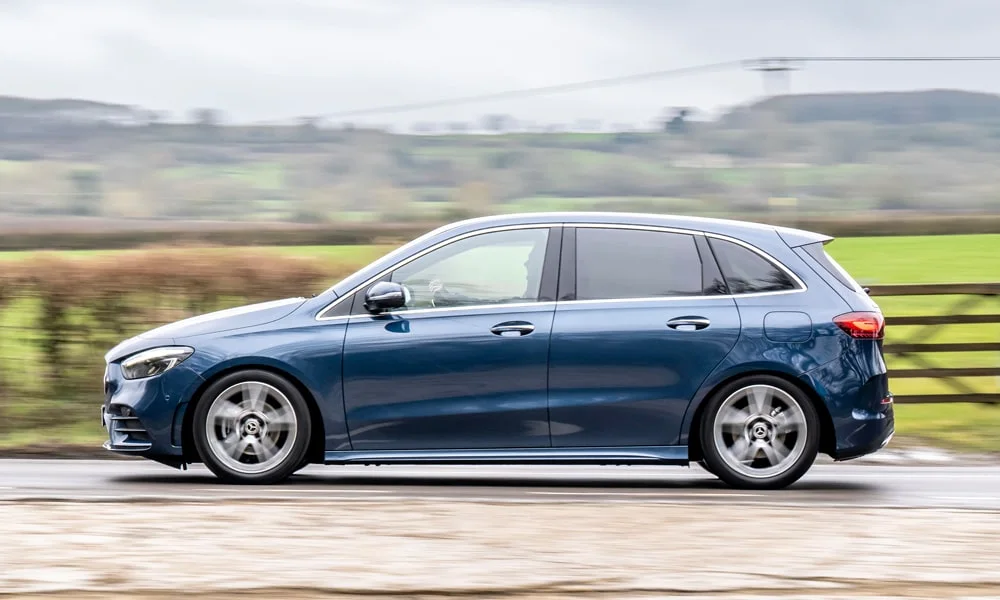 Фото Mercedes-Benz B-Class (2024) — вид сбоку. Сбоку читаются линия остекления и характер выштамповок на синем кузове. Длинная база — простор второго ряда; короткие свесы упрощают парковку Mercedes-Benz B-Class (2024) — вид сбоку