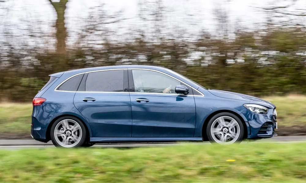 Фото Mercedes-Benz B-Class (2024) — вид сбоку, фото 2. Профиль в синем цвете: соотношение колёсной базы и свесов. Хромированные или чёрные молдинги окон отличают комплектации Mercedes-Benz B-Class (2024) — вид сбоку, фото 2