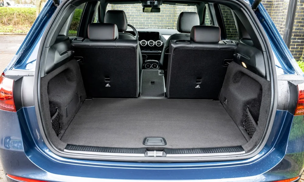 Фото Mercedes-Benz B-Class (2024) — багажник. Форма проёма, ровный пол и организация пространства. Спинки второго ряда складываются и расширяют отсек под длинные грузы Mercedes-Benz B-Class (2024) — багажник