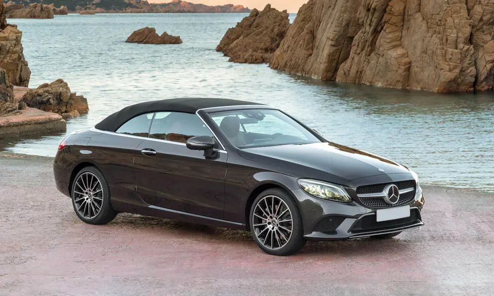 Фото Mercedes-Benz C-Class — вид спереди, фото 13. Оптика, решётка и бампер — первое впечатление о модели. Дневные ходовые огни включаются автоматически с запуском Mercedes-Benz C-Class — вид спереди, фото 13