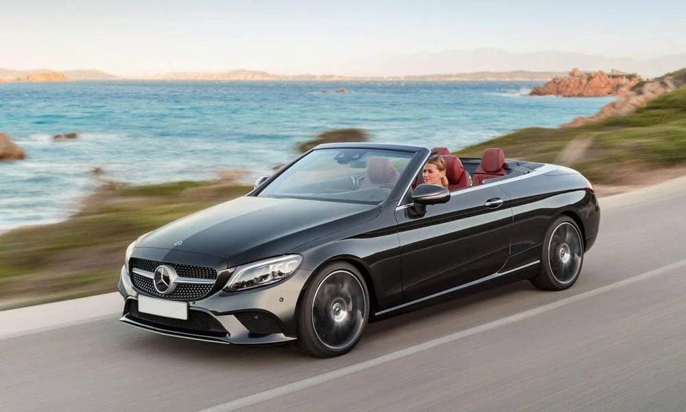 Фото Mercedes-Benz C-Class — вид спереди, фото 14. Анфас: пропорции капота, посадка кузова и графика ходовых огней. Дневные ходовые огни включаются автоматически с запуском Mercedes-Benz C-Class — вид спереди, фото 14