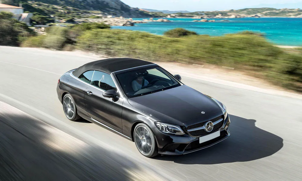 Фото Mercedes-Benz C-Class — вид спереди, фото 15. Кузов в чёрном цвете: рисунок оптики и решётки задаёт узнаваемое «лицо» модели. Рисунок ходовых огней — подпись модели, по нему её узнают в потоке Mercedes-Benz C-Class — вид спереди, фото 15