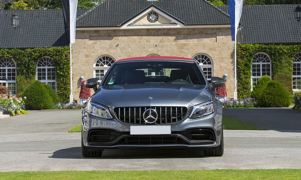Фото Mercedes-Benz C-Class — вид спереди, фото 16. Анфас: пропорции капота, посадка кузова и графика ходовых огней. Дневные ходовые огни включаются автоматически с запуском Mercedes-Benz C-Class — вид спереди, фото 16