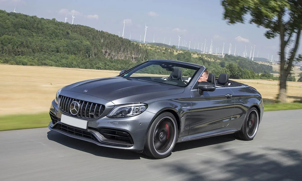 Фото Mercedes-Benz C-Class — вид спереди, фото 18. Серый кузов, строгая симметрия оптики — базовый ракурс знакомства с дизайном. Дневные ходовые огни включаются автоматически с запуском Mercedes-Benz C-Class — вид спереди, фото 18