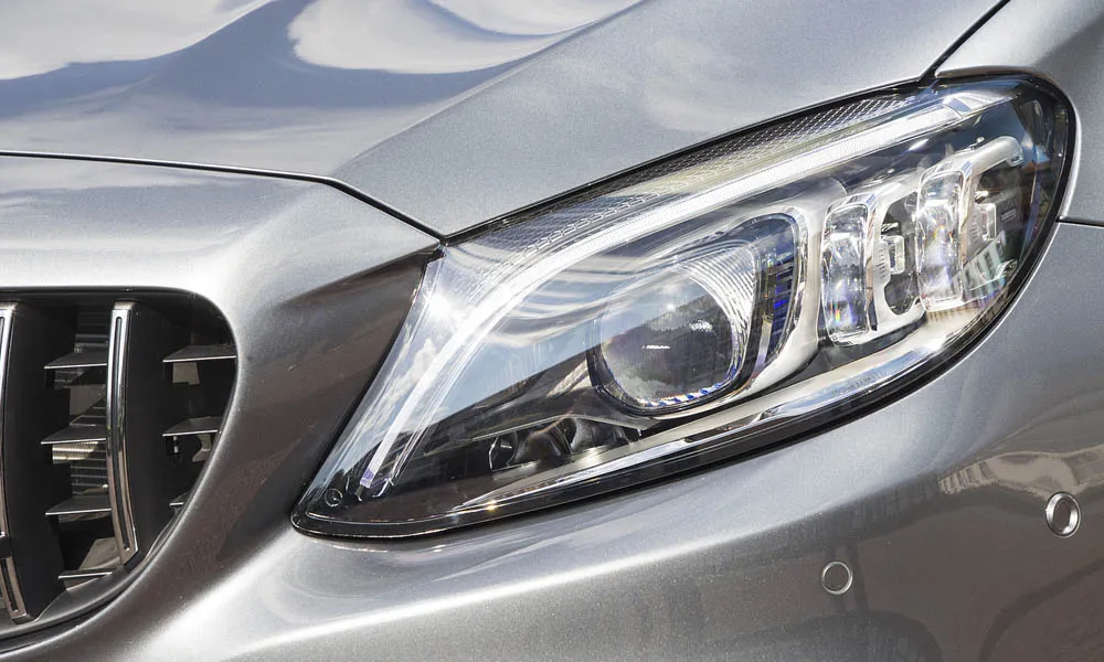 Фото Mercedes-Benz C-Class — вид спереди, фото 19. Анфас: пропорции капота, посадка кузова и графика ходовых огней. Рисунок ходовых огней — подпись модели, по нему её узнают в потоке Mercedes-Benz C-Class — вид спереди, фото 19