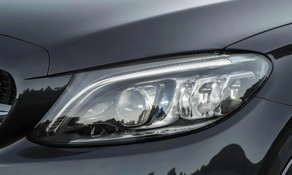 Фото Mercedes-Benz C-Class — передняя оптика, фото 2. Линзы и секции ходовых огней крупным планом Mercedes-Benz C-Class — передняя оптика, фото 2