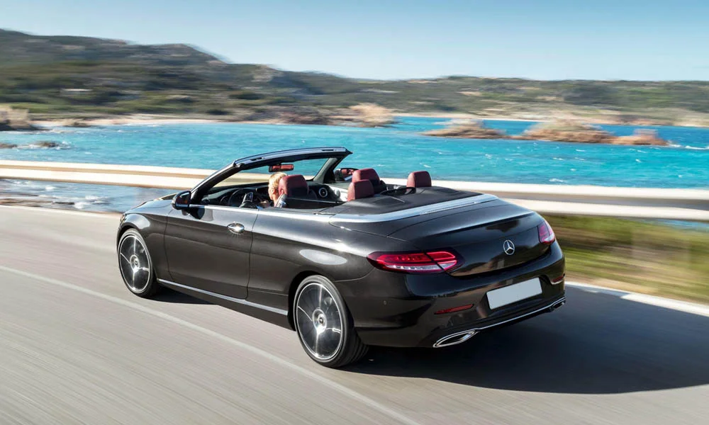 Фото Mercedes-Benz C-Class — вид сзади, фото 8. Корма в чёрном цвете: графика фонарей и пластика пятой двери Mercedes-Benz C-Class — вид сзади, фото 8