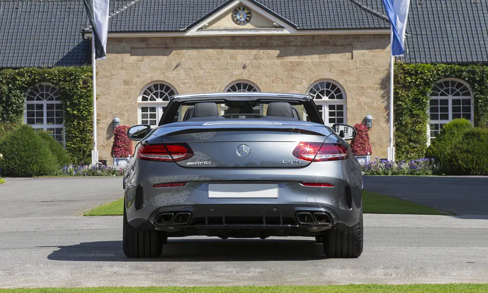 Фото Mercedes-Benz C-Class — вид сзади, фото 9. Линия крыши, стойки и задняя дверь в сером исполнении. Светодиодная полоса или раздельные секции — задняя оптика стала главным украшением кормы Mercedes-Benz C-Class — вид сзади, фото 9