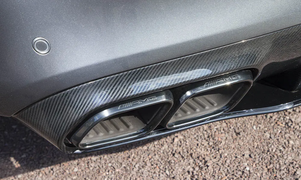 Фото Mercedes-Benz C-Class — вид сзади, фото 11. Графика фонарей, бампер и оформление пятой двери. Светодиодная полоса или раздельные секции — задняя оптика стала главным украшением кормы Mercedes-Benz C-Class — вид сзади, фото 11