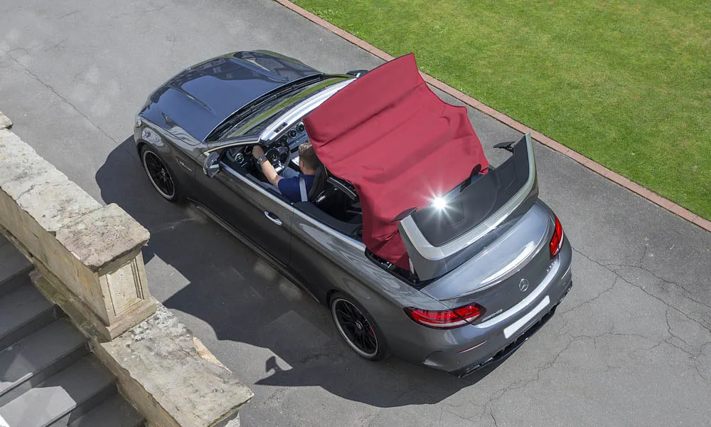 Фото Mercedes-Benz C-Class — крыша, фото 5. Крыша сверху: остекление, рейлинги и антенна-плавник. Панорамное стекло зрительно увеличивает салон; шторка спасает в жару Mercedes-Benz C-Class — крыша, фото 5