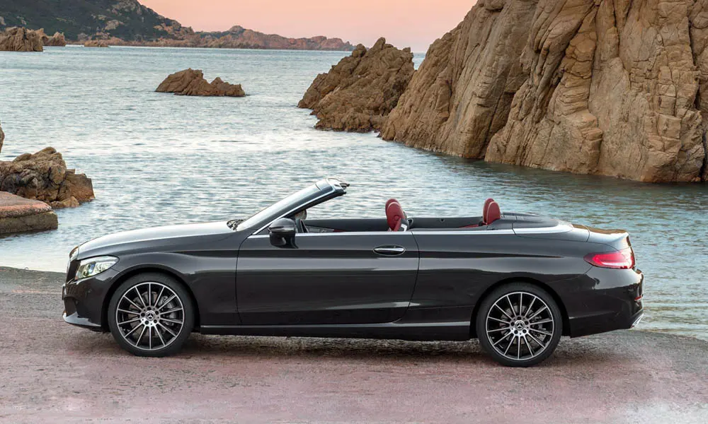 Фото Mercedes-Benz C-Class — вид сбоку, фото 3. Профиль кузова: колёсная база, свесы и линия остекления. Хромированные или чёрные молдинги окон отличают комплектации Mercedes-Benz C-Class — вид сбоку, фото 3