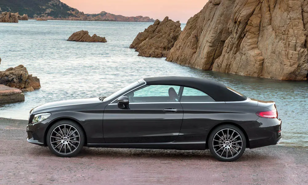 Фото Mercedes-Benz C-Class — вид сбоку, фото 4. Чёрный кузов в профиль — пропорции, высота посадки и дизайн дисков Mercedes-Benz C-Class — вид сбоку, фото 4