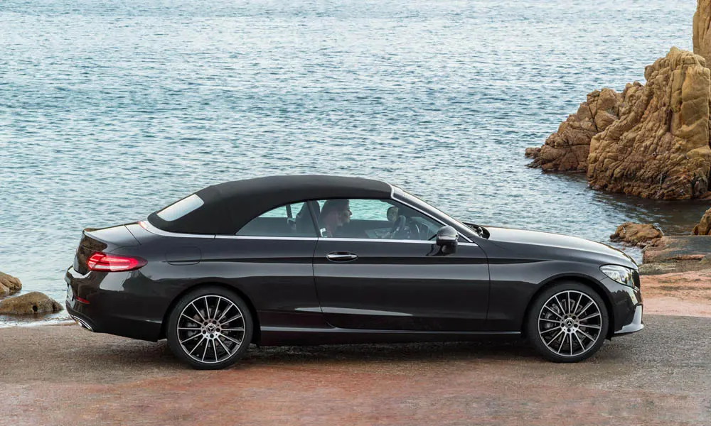 Фото Mercedes-Benz C-Class — вид сбоку, фото 5. Профиль кузова: колёсная база, свесы и линия остекления. Длинная база — простор второго ряда; короткие свесы упрощают парковку Mercedes-Benz C-Class — вид сбоку, фото 5