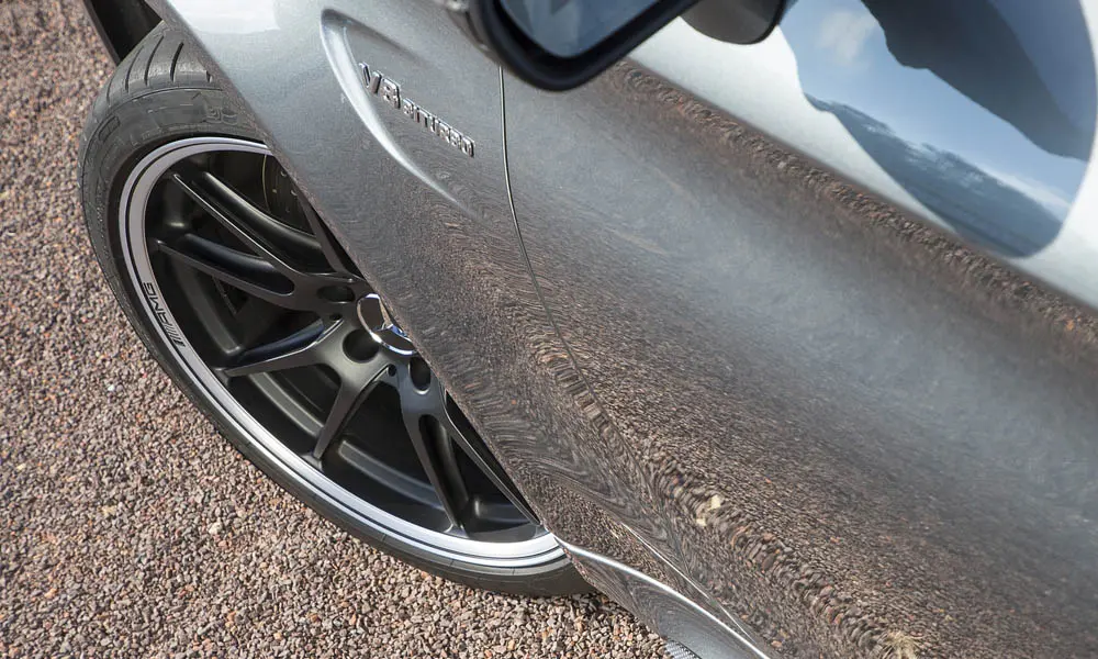Фото Mercedes-Benz C-Class — колесо и диск, фото 2. Дизайн спиц и профиль резины крупным планом. Рекомендованные размеры шин и давление — на табличке в проёме водительской двери Mercedes-Benz C-Class — колесо и диск, фото 2