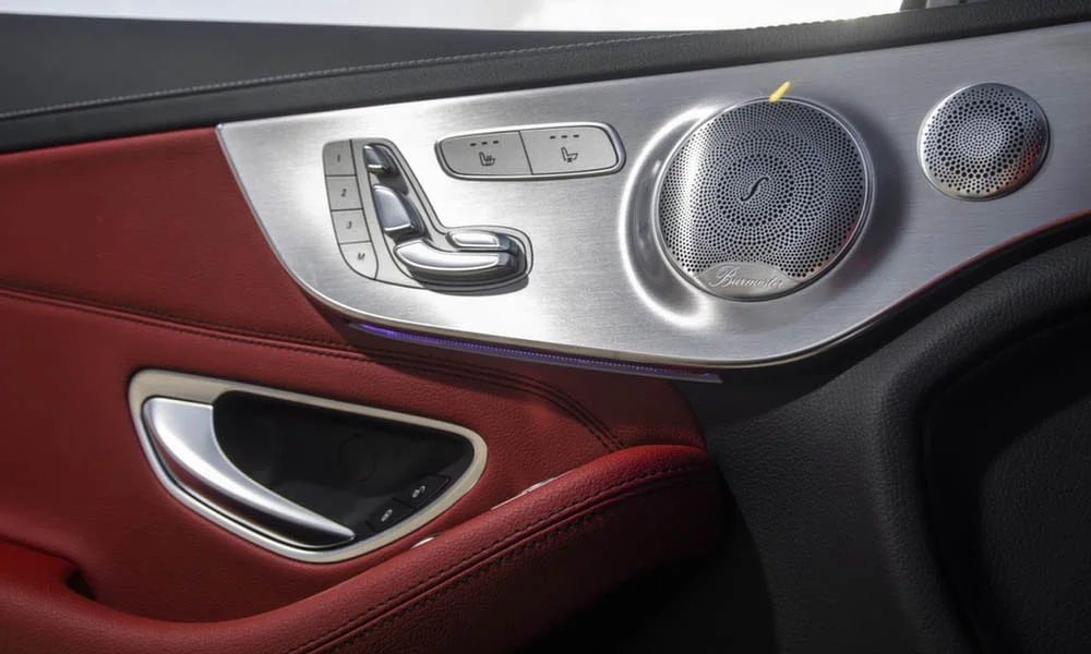 Фото Mercedes-Benz C-Class — дверная карта, фото 2. Внутренняя панель двери: сочетание материалов и компоновка управления в красно-чёрной гамме Mercedes-Benz C-Class — дверная карта, фото 2