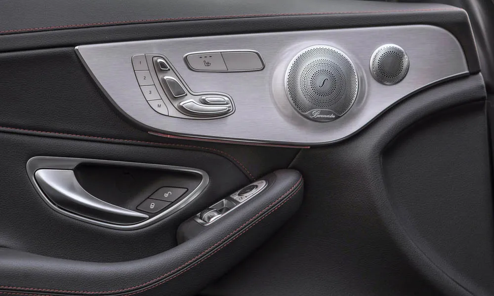 Фото Mercedes-Benz C-Class — дверная карта, фото 4. Подлокотник, динамик и блок стеклоподъёмников. Мягкая вставка в зоне локтя — то, что чувствуешь каждый день Mercedes-Benz C-Class — дверная карта, фото 4