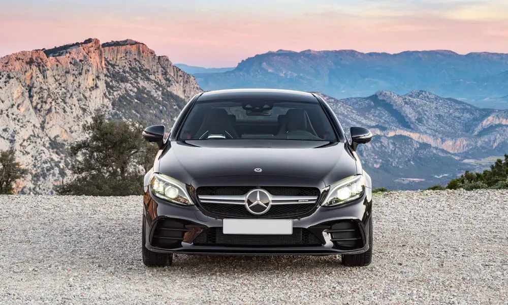 Фото Mercedes-Benz C-Class — вид спереди, фото 20. Передок в чёрном исполнении — крупная светотехника и выразительный бампер. Рисунок ходовых огней — подпись модели, по нему её узнают в потоке Mercedes-Benz C-Class — вид спереди, фото 20