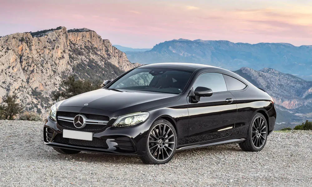 Фото Mercedes-Benz C-Class — вид спереди, фото 21. Передок в чёрном исполнении — крупная светотехника и выразительный бампер Mercedes-Benz C-Class — вид спереди, фото 21