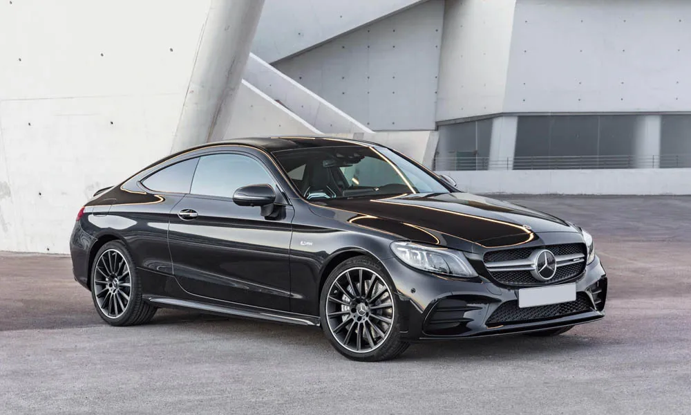 Фото Mercedes-Benz C-Class — вид спереди, фото 22. Анфас: пропорции капота, посадка кузова и графика ходовых огней. Дневные ходовые огни включаются автоматически с запуском Mercedes-Benz C-Class — вид спереди, фото 22