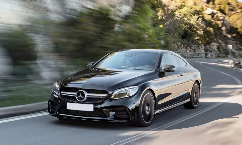 Фото Mercedes-Benz C-Class — вид спереди, фото 23. Анфас: пропорции капота, посадка кузова и графика ходовых огней Mercedes-Benz C-Class — вид спереди, фото 23