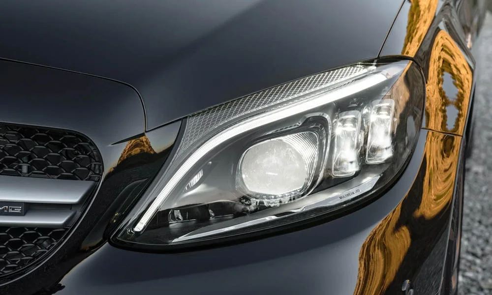 Фото Mercedes-Benz C-Class — вид спереди, фото 24. Кузов в чёрном цвете: рисунок оптики и решётки задаёт узнаваемое «лицо» модели. Рисунок ходовых огней — подпись модели, по нему её узнают в потоке Mercedes-Benz C-Class — вид спереди, фото 24
