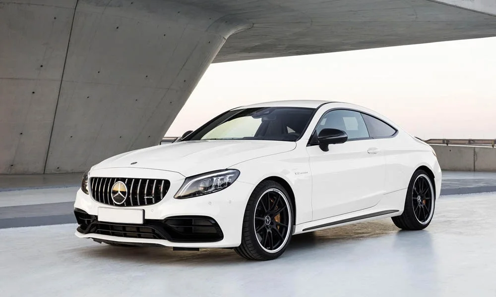 Фото Mercedes-Benz C-Class — вид спереди, фото 25. Передок в белом исполнении — крупная светотехника и выразительный бампер. Рисунок ходовых огней — подпись модели, по нему её узнают в потоке Mercedes-Benz C-Class — вид спереди, фото 25