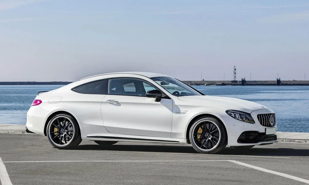 Фото Mercedes-Benz C-Class — вид спереди, фото 26. Передок в белом исполнении — крупная светотехника и выразительный бампер. Дневные ходовые огни включаются автоматически с запуском Mercedes-Benz C-Class — вид спереди, фото 26