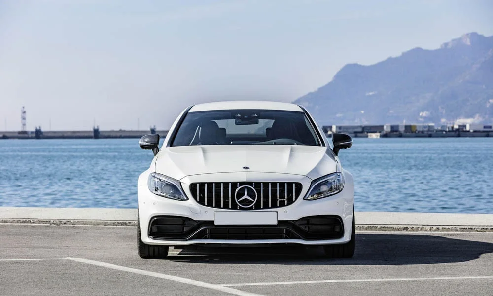 Фото Mercedes-Benz C-Class — вид спереди, фото 27. Анфас: пропорции капота, посадка кузова и графика ходовых огней. Рисунок ходовых огней — подпись модели, по нему её узнают в потоке Mercedes-Benz C-Class — вид спереди, фото 27