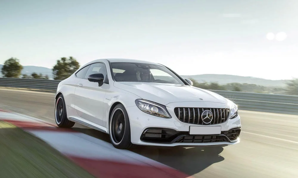 Фото Mercedes-Benz C-Class — вид спереди, фото 28. Передок в белом исполнении — крупная светотехника и выразительный бампер Mercedes-Benz C-Class — вид спереди, фото 28