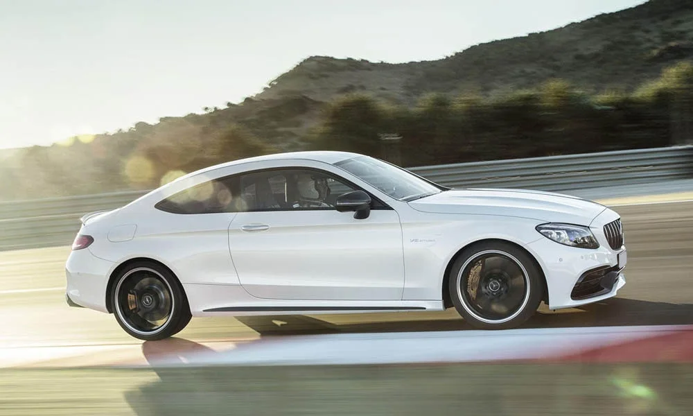 Фото Mercedes-Benz C-Class — вид спереди, фото 30. Оптика, решётка и бампер — первое впечатление о модели. Рисунок ходовых огней — подпись модели, по нему её узнают в потоке Mercedes-Benz C-Class — вид спереди, фото 30