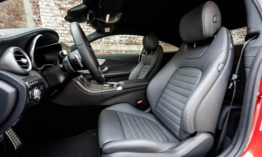Фото Mercedes-Benz C-Class — передние сиденья, фото 2. Профиль кресел: боковая поддержка и подголовники. Перфорация обивки нужна для вентиляции — функции старших комплектаций Mercedes-Benz C-Class — передние сиденья, фото 2