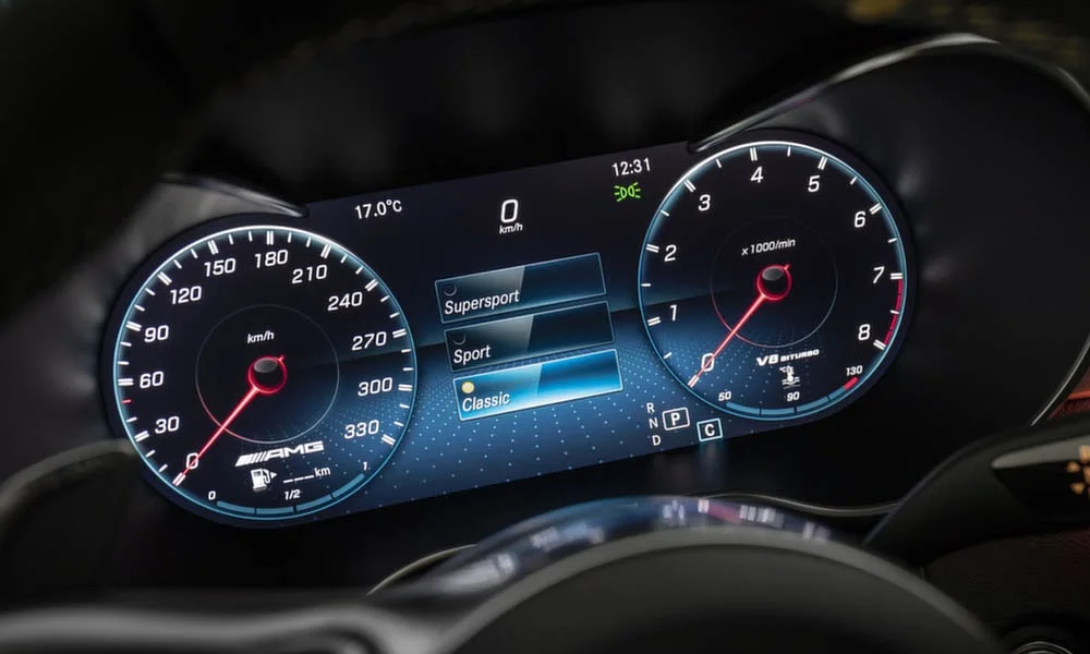 Фото Mercedes-Benz C-Class — приборная панель, фото 3. Скорость, запас хода и подсказки ассистентов перед глазами Mercedes-Benz C-Class — приборная панель, фото 3