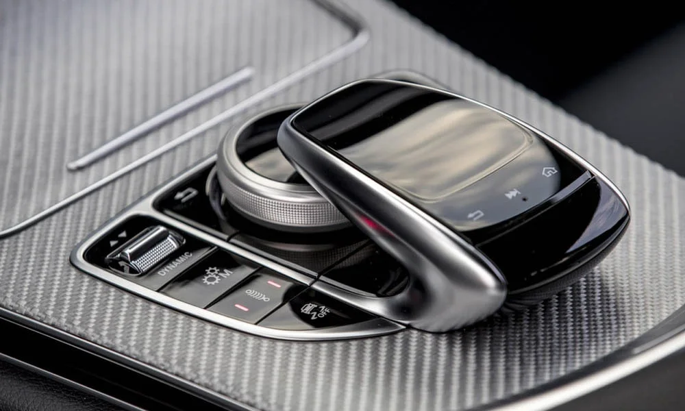 Фото Mercedes-Benz C-Class — селектор коробки передач. Управление коробкой: компактный селектор освобождает место на тоннеле. Режимы движения и электронный ручник собраны рядом с селектором Mercedes-Benz C-Class — селектор коробки передач