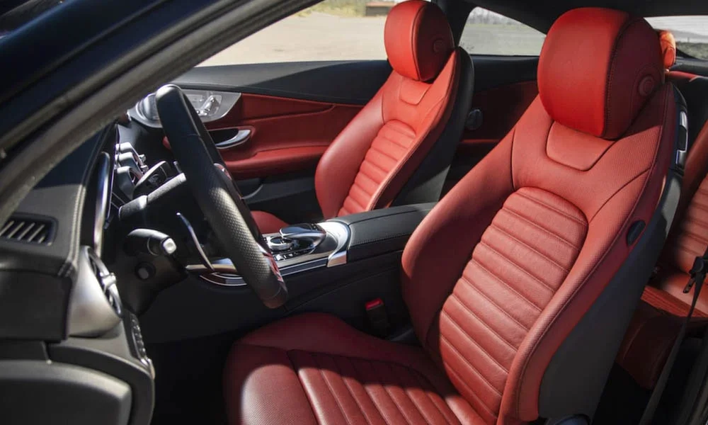Фото Mercedes-Benz C-Class — интерьер, фото 3. Общий план салона: архитектура панели, консоль и кресла. Уровень отделки читается по стыкам панелей и мягким поверхностям в зонах касания Mercedes-Benz C-Class — интерьер, фото 3