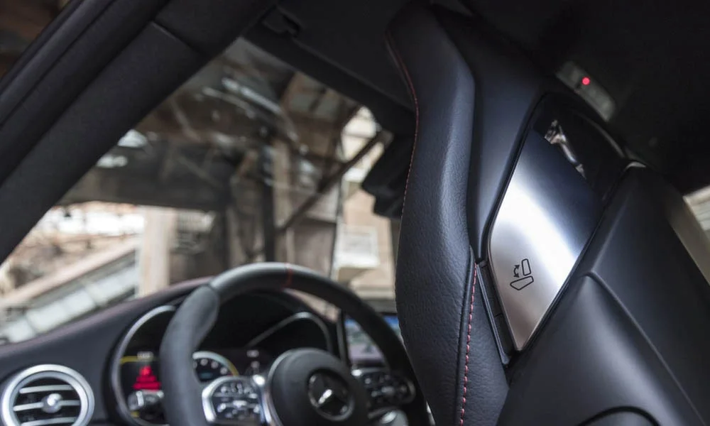Фото Mercedes-Benz C-Class — интерьер, фото 5. Общий план салона: архитектура панели, консоль и кресла Mercedes-Benz C-Class — интерьер, фото 5