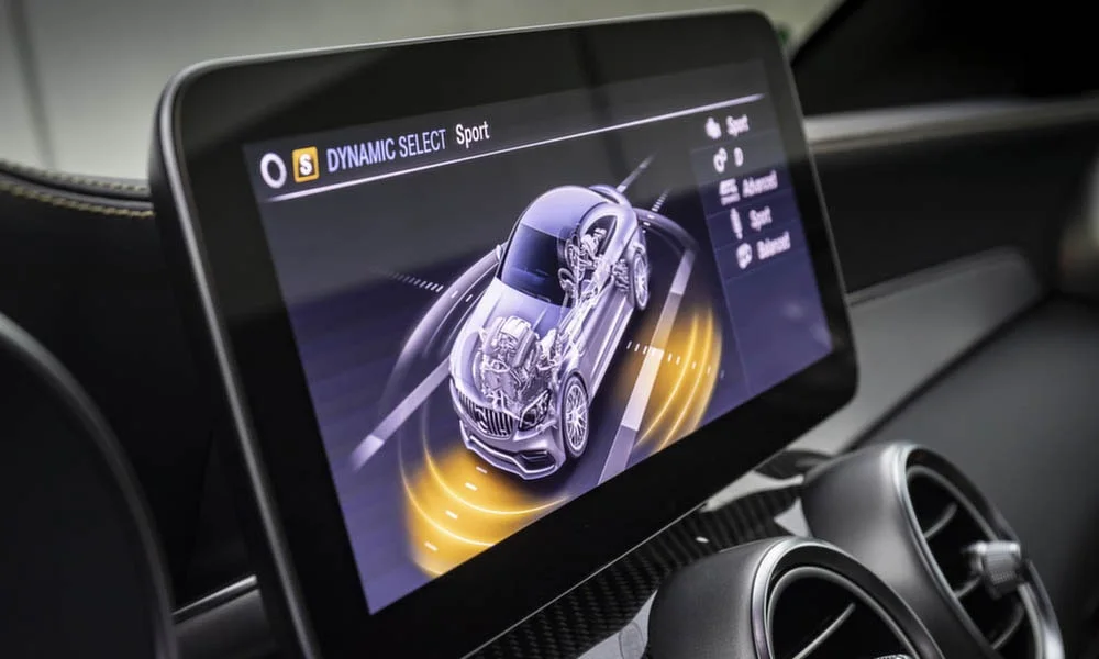Фото Mercedes-Benz C-Class — экран мультимедиа, фото 2. Интерфейс медиасистемы крупным планом. Климат и обогревы часто управляются с этого экрана — привыкание занимает пару дней Mercedes-Benz C-Class — экран мультимедиа, фото 2
