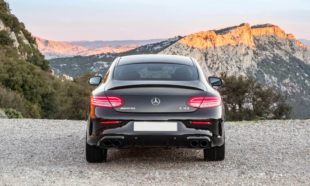 Фото Mercedes-Benz C-Class — вид сзади, фото 12. Графика фонарей, бампер и оформление пятой двери. Светодиодная полоса или раздельные секции — задняя оптика стала главным украшением кормы Mercedes-Benz C-Class — вид сзади, фото 12