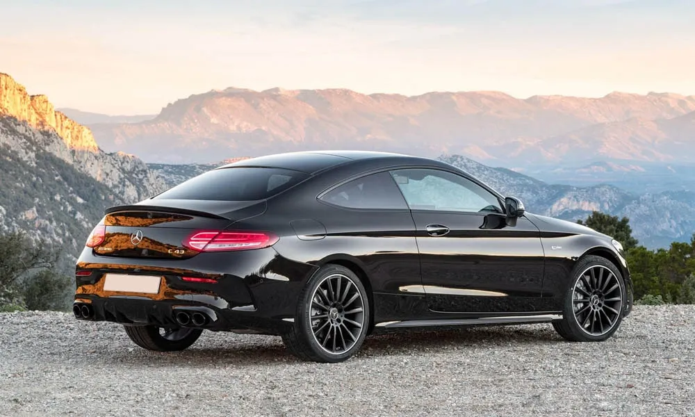 Фото Mercedes-Benz C-Class — вид сзади, фото 13. Графика фонарей, бампер и оформление пятой двери. Светодиодная полоса или раздельные секции — задняя оптика стала главным украшением кормы Mercedes-Benz C-Class — вид сзади, фото 13