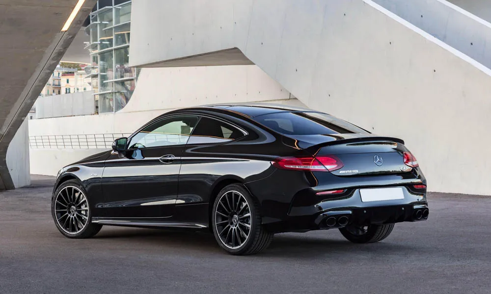 Фото Mercedes-Benz C-Class — вид сзади, фото 14. Линия крыши, стойки и задняя дверь в чёрном исполнении. Насадки выхлопа или их имитация внизу бампера различают версии Mercedes-Benz C-Class — вид сзади, фото 14