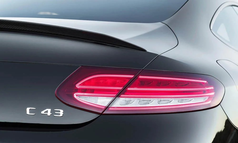 Фото Mercedes-Benz C-Class — вид сзади, фото 15. Корма в чёрном цвете: графика фонарей и пластика пятой двери. Насадки выхлопа или их имитация внизу бампера различают версии Mercedes-Benz C-Class — вид сзади, фото 15