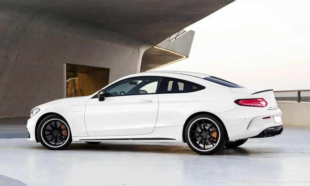 Фото Mercedes-Benz C-Class — вид сзади, фото 16. Графика фонарей, бампер и оформление пятой двери. Насадки выхлопа или их имитация внизу бампера различают версии Mercedes-Benz C-Class — вид сзади, фото 16