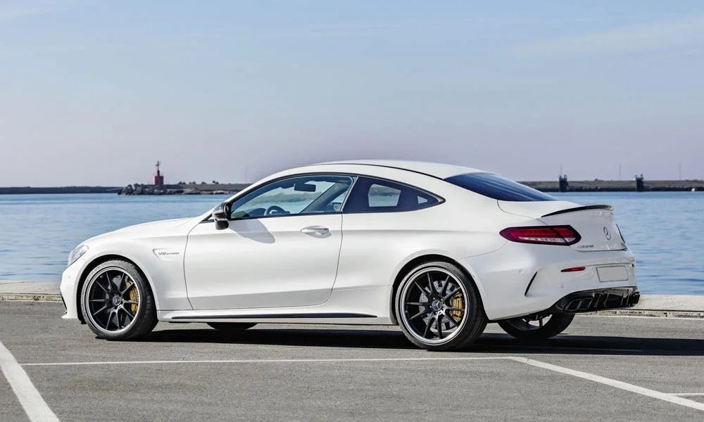 Фото Mercedes-Benz C-Class — вид сзади, фото 17. Белый кузов сзади — фонари и бампер определяют ночной образ модели Mercedes-Benz C-Class — вид сзади, фото 17