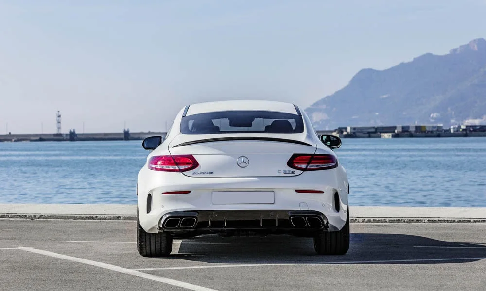 Фото Mercedes-Benz C-Class — вид сзади, фото 18. Линия крыши, стойки и задняя дверь в белом исполнении. Светодиодная полоса или раздельные секции — задняя оптика стала главным украшением кормы Mercedes-Benz C-Class — вид сзади, фото 18