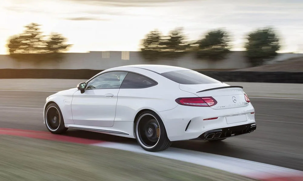 Фото Mercedes-Benz C-Class — вид сзади, фото 19. Корма в белом цвете: графика фонарей и пластика пятой двери. Насадки выхлопа или их имитация внизу бампера различают версии Mercedes-Benz C-Class — вид сзади, фото 19