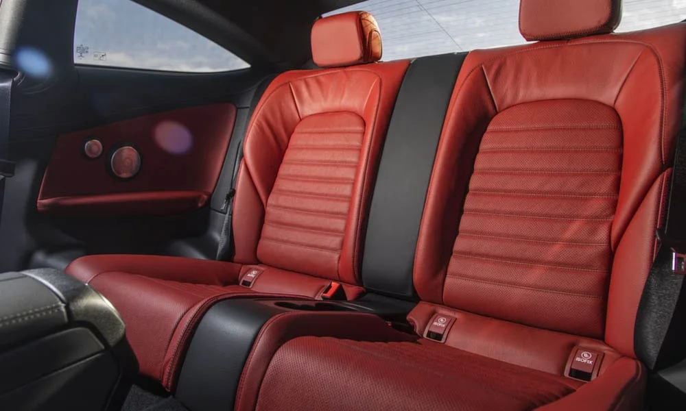Фото Mercedes-Benz C-Class — задние сиденья. Посадка второго ряда: подголовники и подлокотник Mercedes-Benz C-Class — задние сиденья