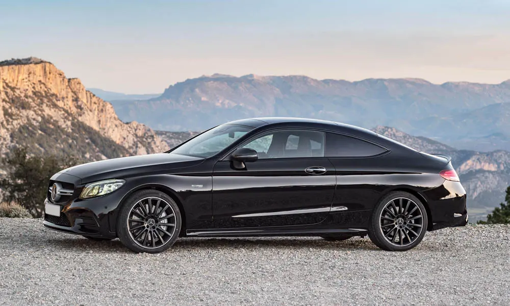 Фото Mercedes-Benz C-Class — вид сбоку, фото 6. Чёрный кузов в профиль — пропорции, высота посадки и дизайн дисков Mercedes-Benz C-Class — вид сбоку, фото 6