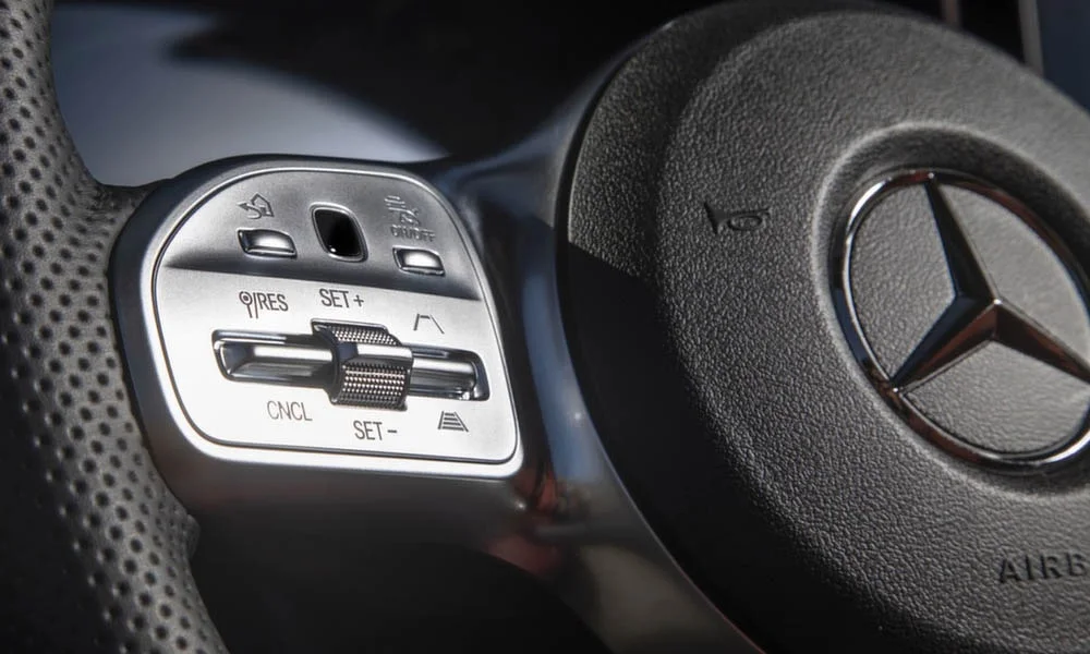 Фото Mercedes-Benz C-Class — руль, фото 3. Обшивка обода и компоновка спиц крупным планом. Правильная посадка: руки на «9 и 3», приборы читаются поверх обода Mercedes-Benz C-Class — руль, фото 3